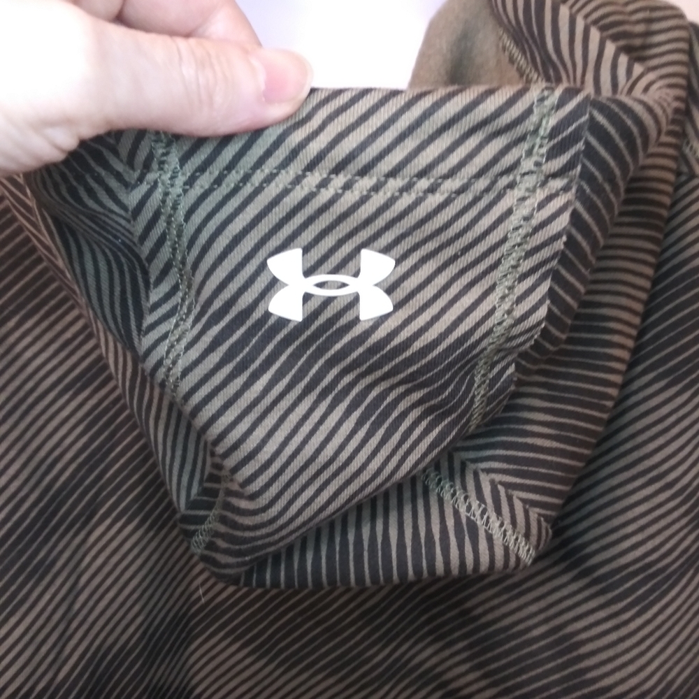 Under Armour Project Rock Olive Green Fatigue-Like Print Cropped Hoodie - Picture 4 of 11